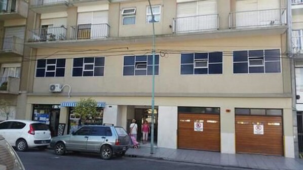 Front of property - Gascon MDQ by BonRent (Mar del Plata)