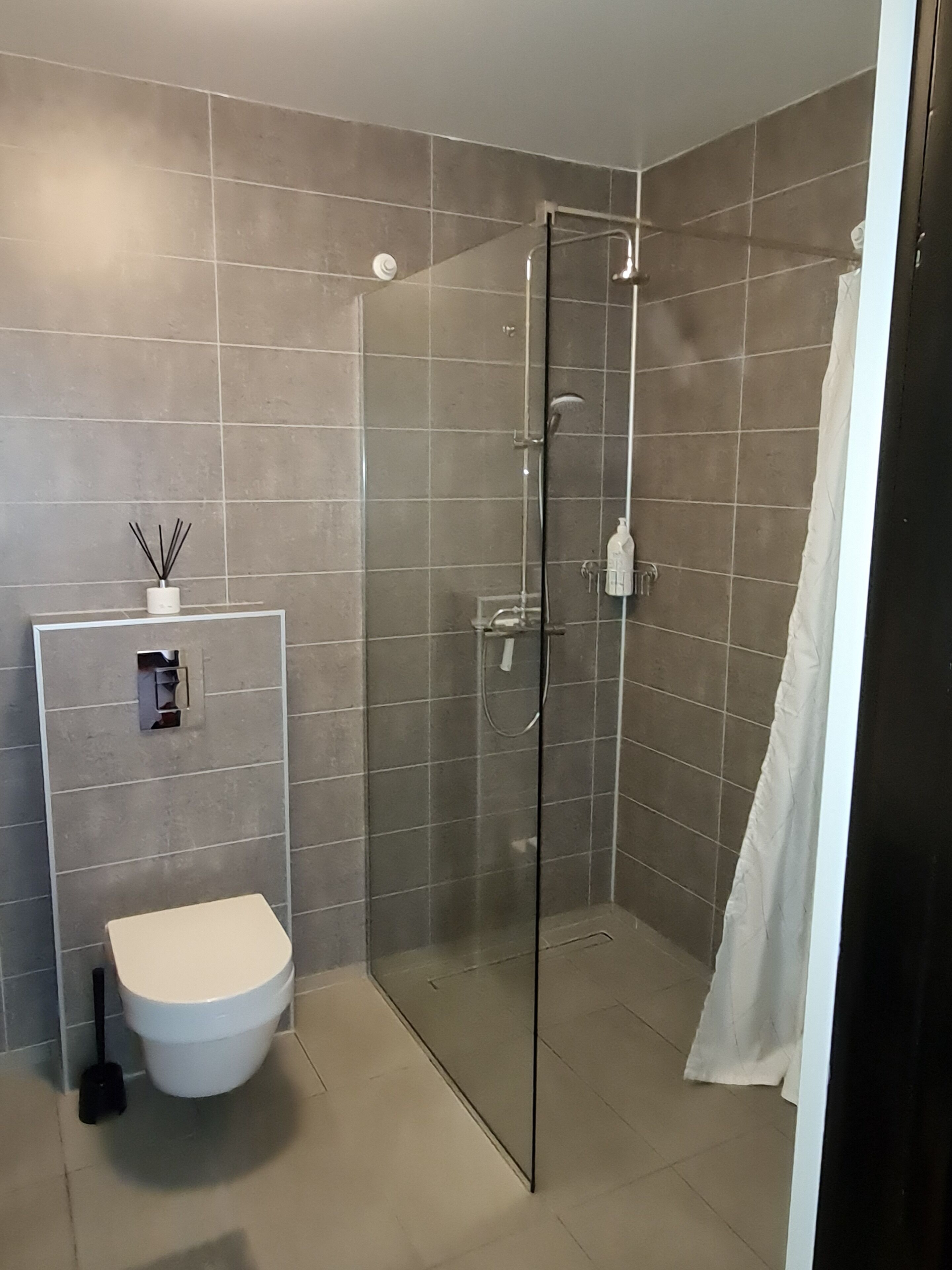 Family Room, Private Bathroom | Bathroom | Shower, free toiletries, hair dryer, towels
