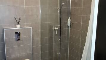 Family Room, Private Bathroom | Bathroom | Shower, free toiletries, hair dryer, towels