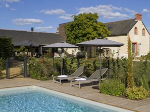 Outdoor pool, pool loungers - La Soucherie (Beaulieu-sur-Layon)