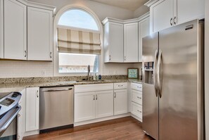 Fridge, microwave, oven, stovetop - ⭐️Beautiful House In Maravilla! 5-Min Walk to Beach! Beachfront Pool, Hot Tub!⭐️ (Destin)