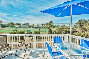Outdoor dining - ⭐️Beautiful House In Maravilla! 5-Min Walk to Beach! Beachfront Pool, Hot Tub!⭐️ (Destin)