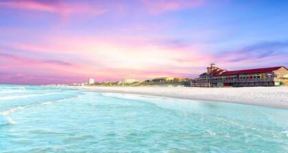 ⭐️Beautiful House In Maravilla! 5-Min Walk to Beach! Beachfront Pool, Hot Tub!⭐️