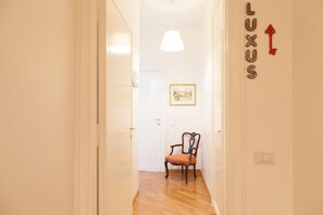 Quarto triplo, suíte | 1 quarto, roupas de cama premium, edredons de pluma