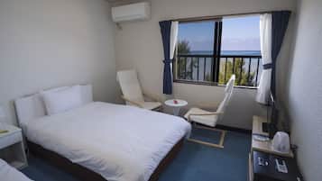 Tallelokero huoneessa, työpöytä, pimennysverhot, silitysrauta/-lauta