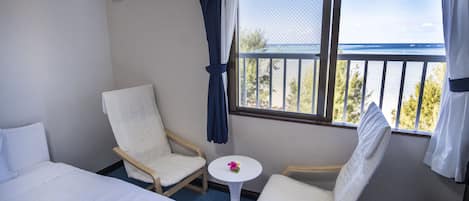 Kahden hengen comfort-huone (kaksi sänkyä), 2 yhden hengen sänkyä, tupakointi kielletty, merinäköala | Tallelokero huoneessa, työpöytä, pimennysverhot, silitysrauta/-lauta