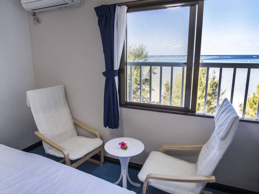 Comfort-værelse med 2 enkeltsenge - 2 enkeltsenge - ikke-ryger - havudsigt | Pengeskab på værelset, skrivebord, mørklægningsgardiner