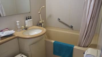 Combined shower/bathtub, free toiletries, hair dryer, slippers