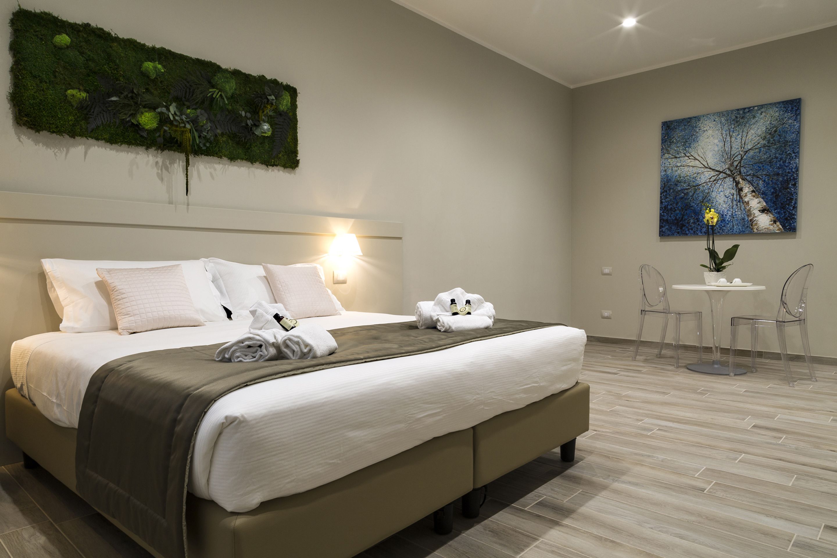 Habitación Deluxe, varias camas, no fumadores | Caja fuerte, escritorio, cortinas opacas y wifi gratis