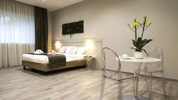 Quarto luxo, várias camas, para não fumantes | Cofres nos quartos, escrivaninha, cortinas blackout, Wi-Fi de cortesia