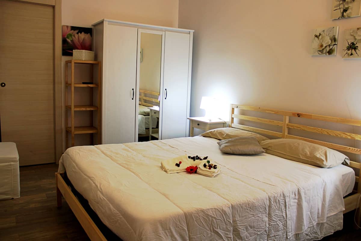 Desk, free WiFi, bed sheets
