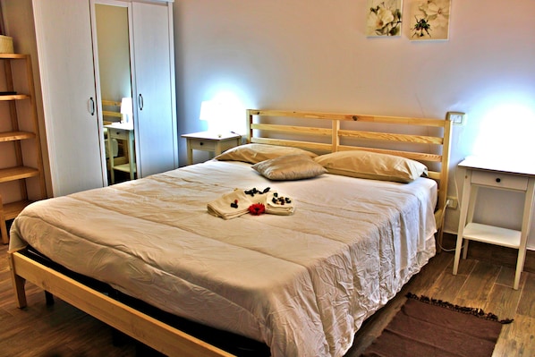 Desk, free WiFi, bed sheets