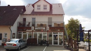 A two-story building with a restaurant named 'Albergo-Restaurante 'Da Franco''. There are outdoor seating areas with tables and chairs. - Albergo Restaurante Da Franco (Buechenbeuren)