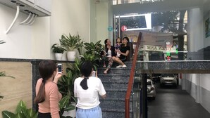 A group of people sitting on a staircase inside a building. - Victory Airport Hotel (Ho Chi Minh City)