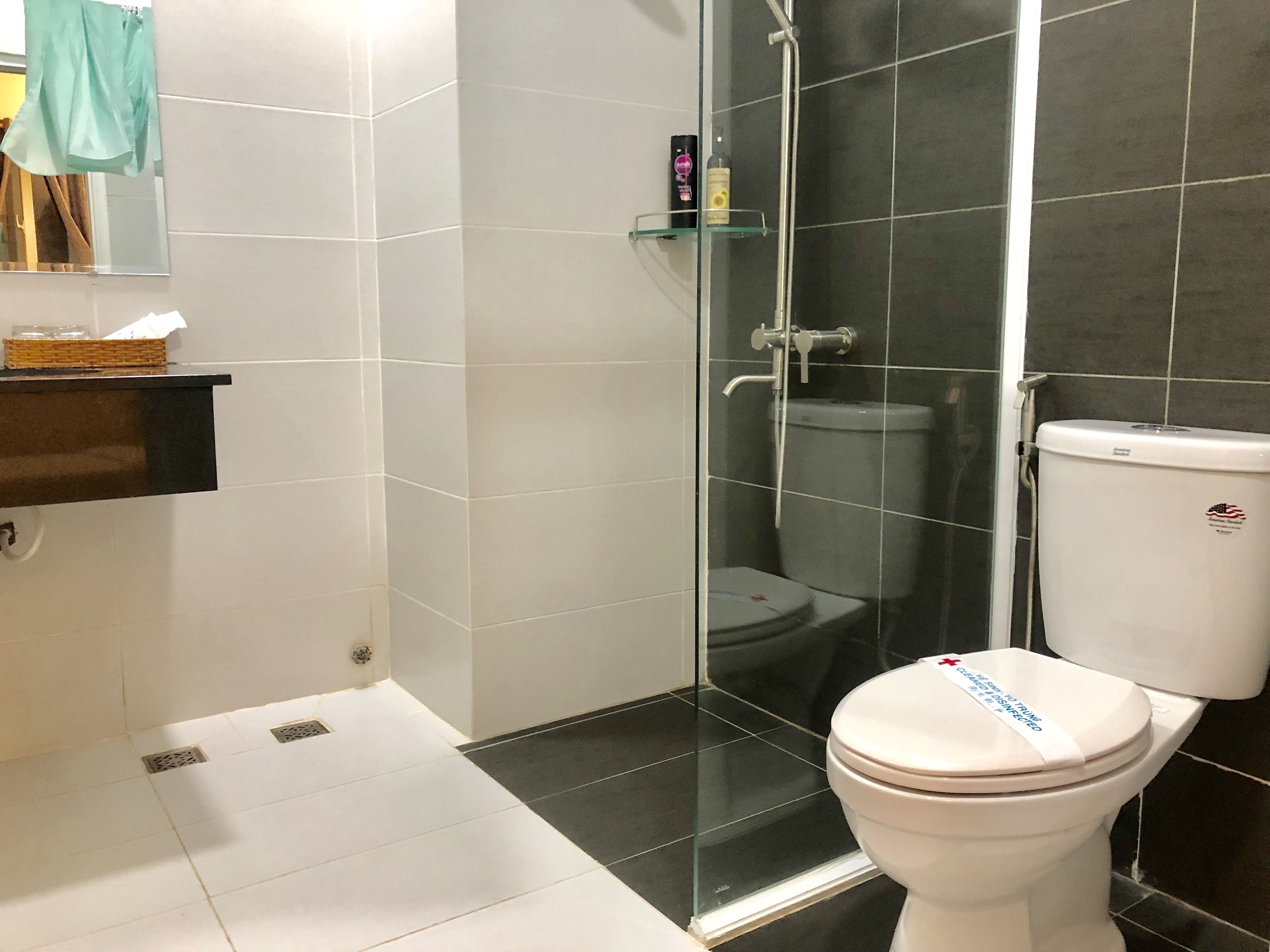 Ein Badezimmer mit Toilette, Duschkabine und Waschbecken.