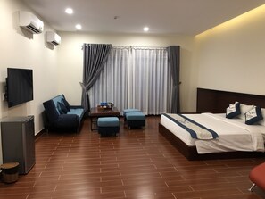 Suite – president, 1 kingsize-seng med sovesofa, balkong, byutsikt | Oppholdsområde | LED-TV