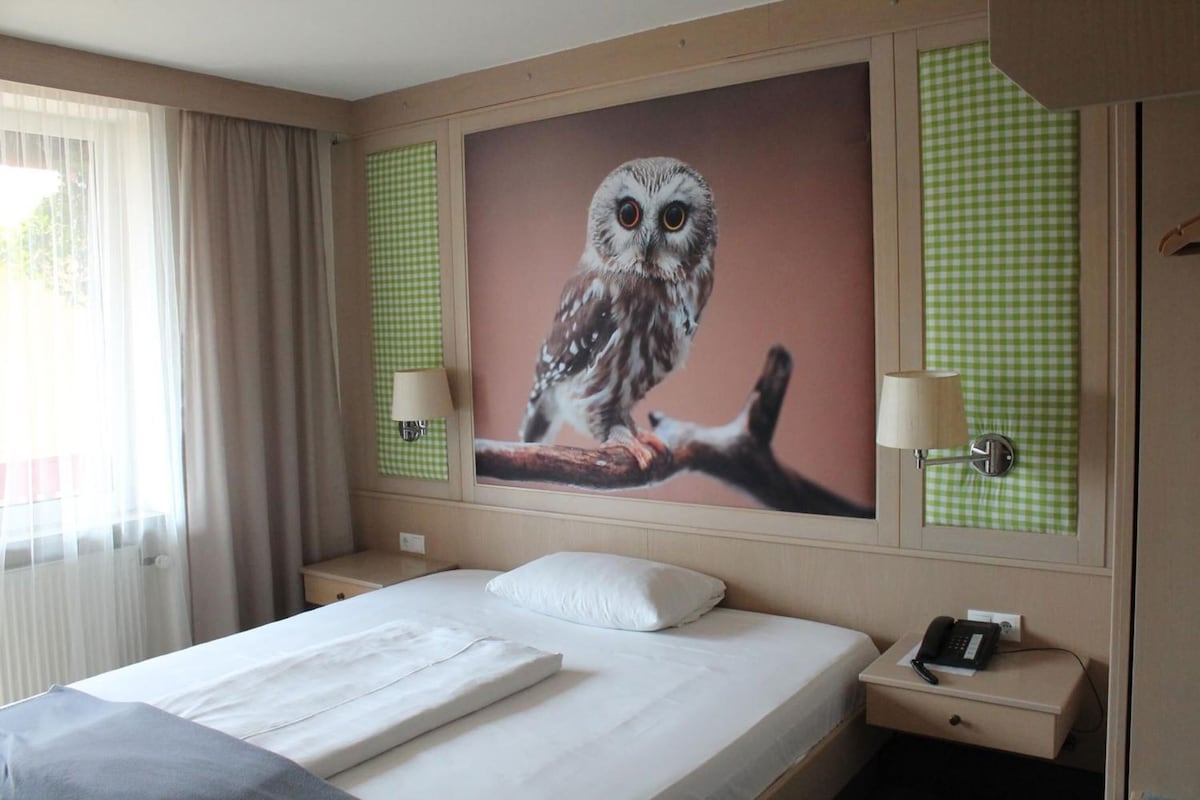 In-room safe, bed sheets
