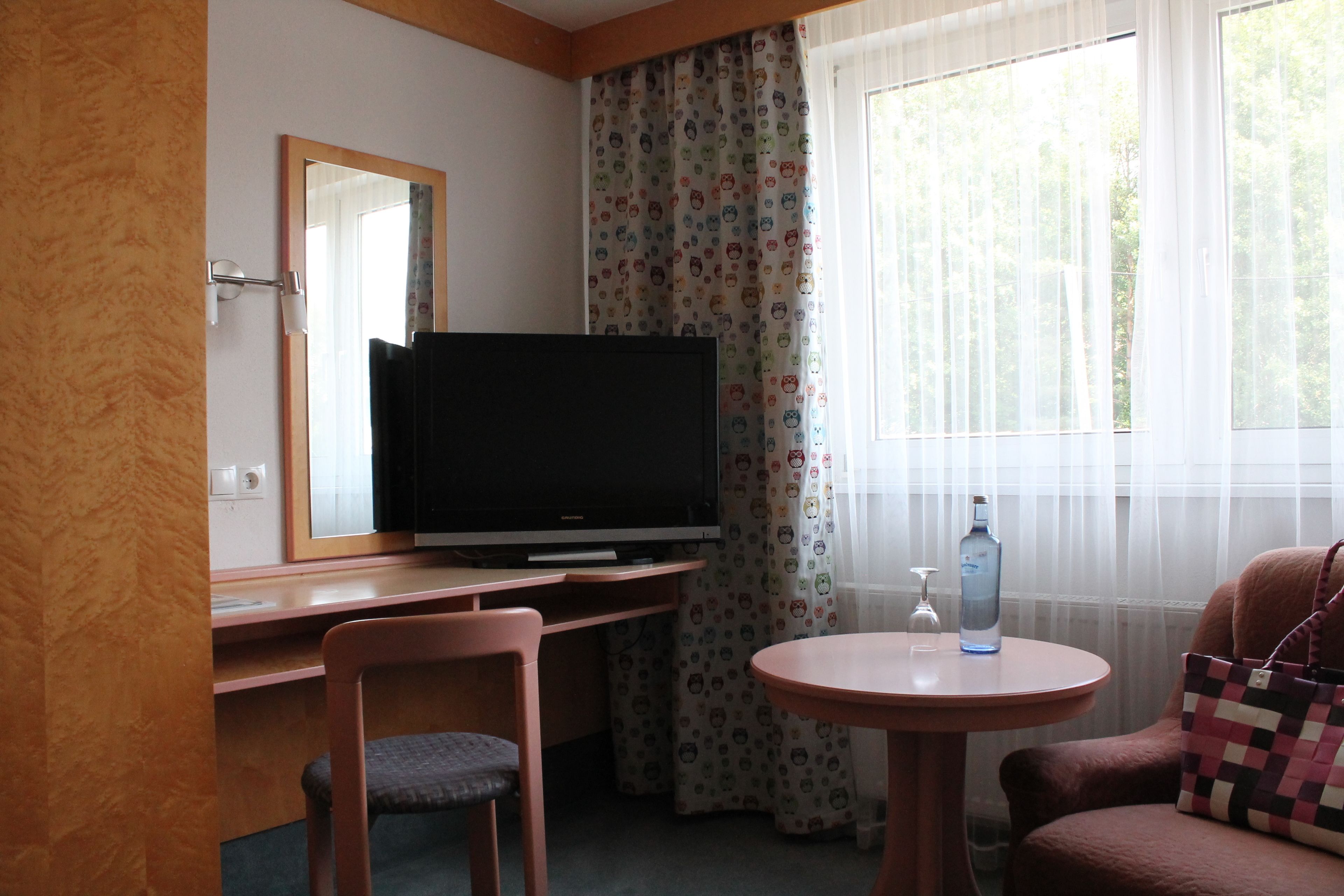 standard double room (shower) | in-room safe, bed sheets