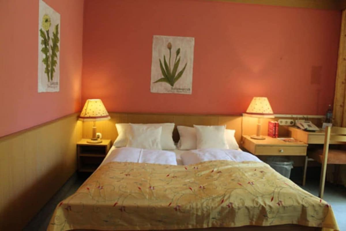In-room safe, bed sheets