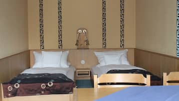 Una habitación de hotel con dos camas, un cabecero de madera, una mesita de noche y un reloj de pared.