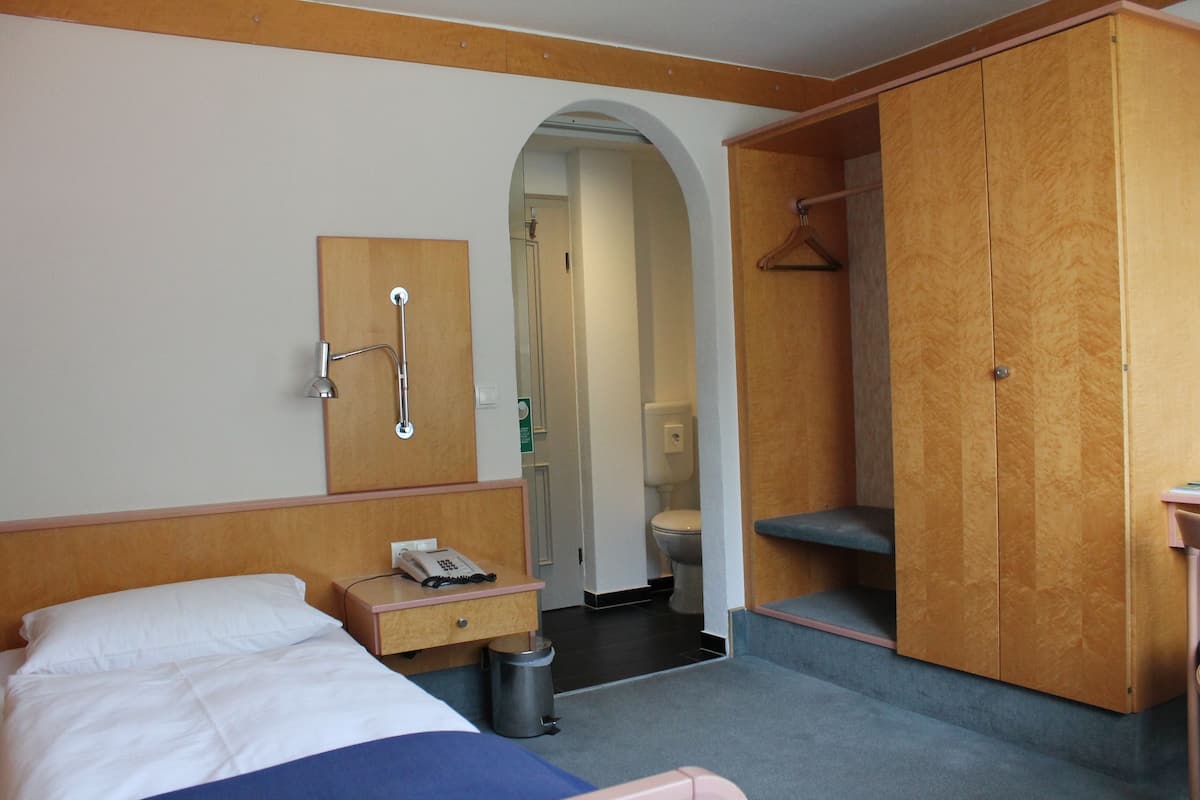 Standaard eenpersoonskamer (Shower) | Een kluis op de kamer, beddengoed