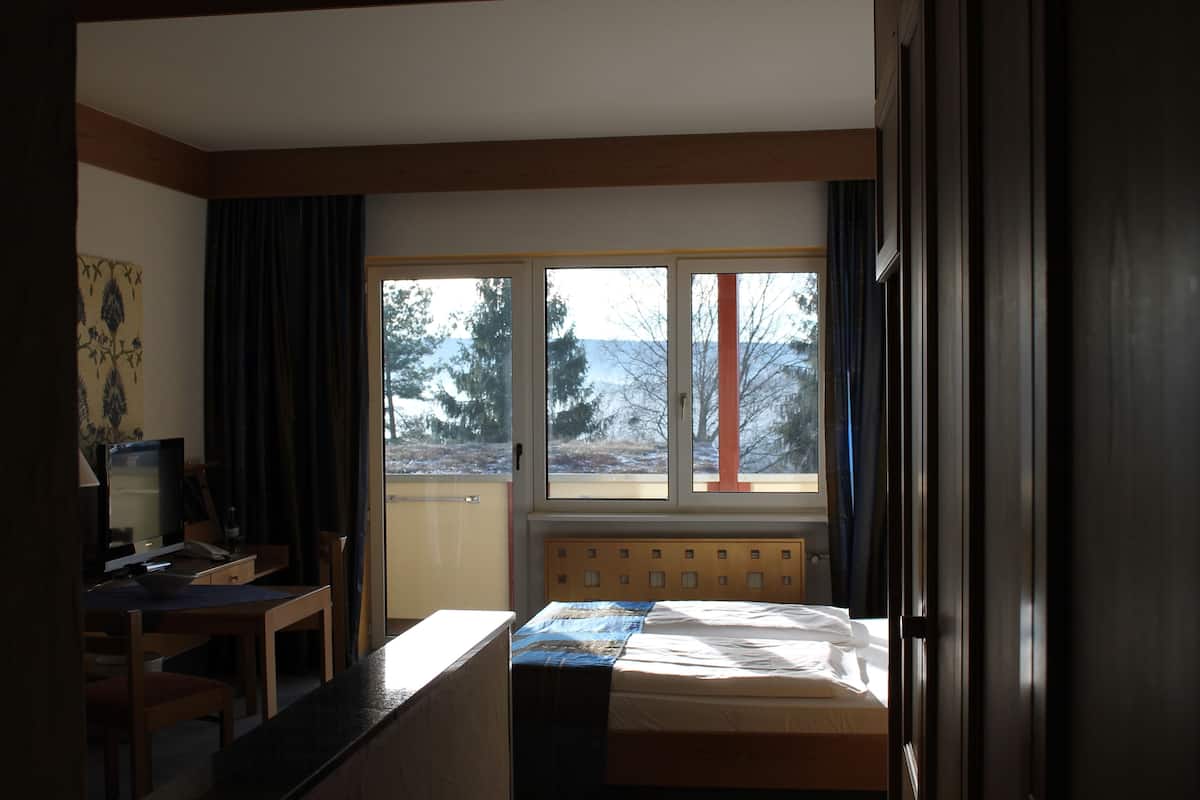 comfort double room, balcony | in-room safe, bed sheets