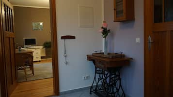 Habitación doble Deluxe, vista al jardín | Área de sala de estar | Televisión de pantalla plana