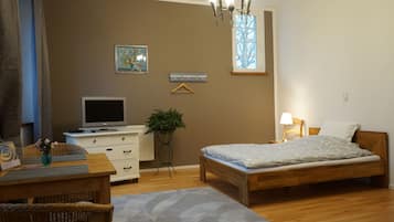 Habitación doble Deluxe, vista al jardín | Decoración personalizada, muebles diferentes y escritorio