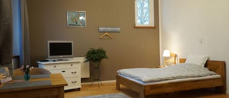 Deluxe-dobbeltværelse - udsigt til have | Individuelt design, individuel indretning, skrivebord