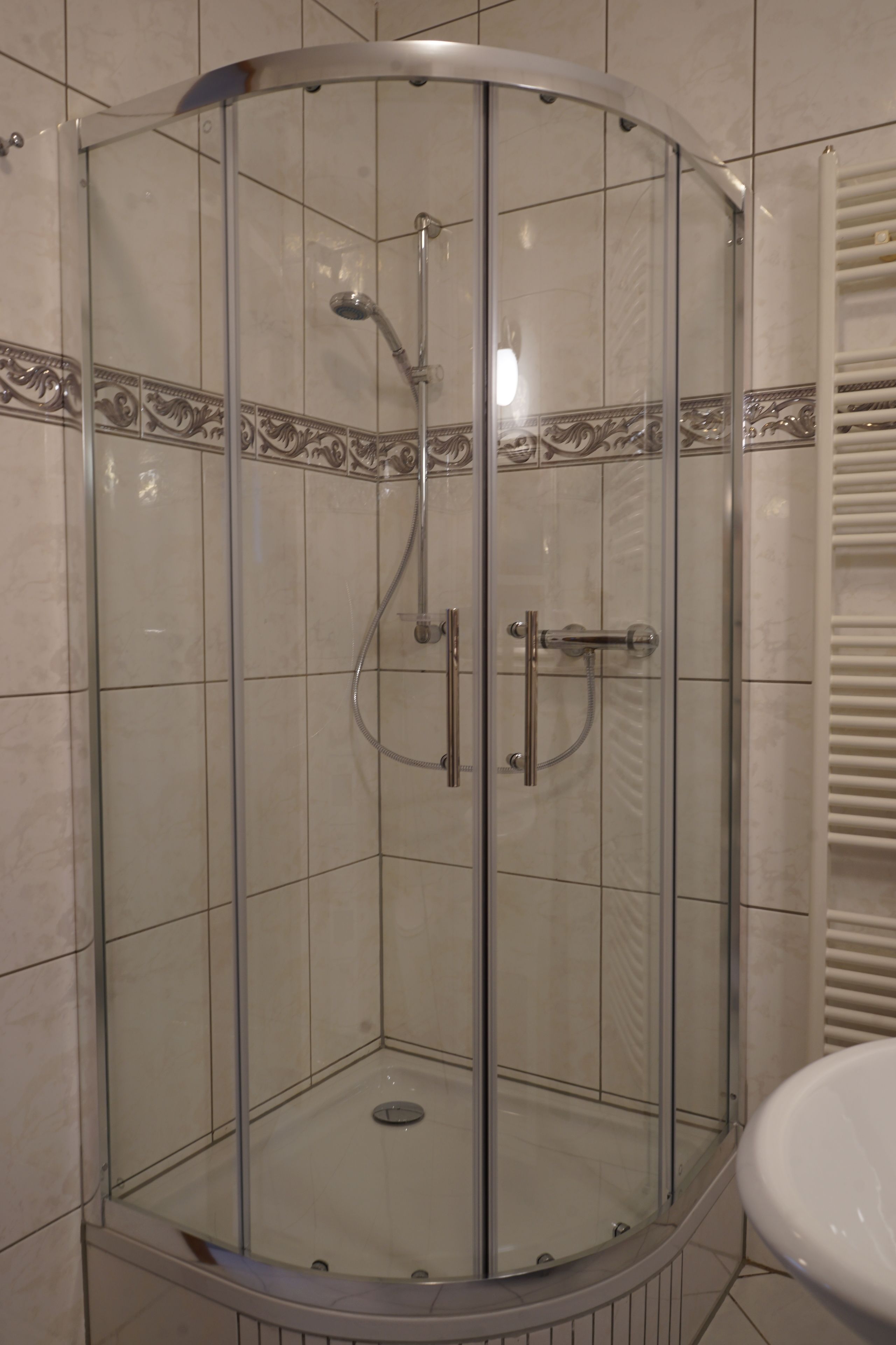 Quarto casal luxo, vista para o jardim | Chuveiro