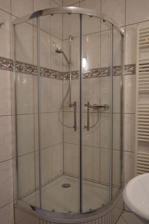 Deluxe Double Room, Garden View | Bathroom shower - Pension Elise (Bleicherode)
