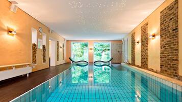 Alberca techada y camastros