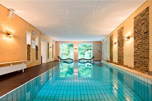 Piscina interna, espreguiçadeiras