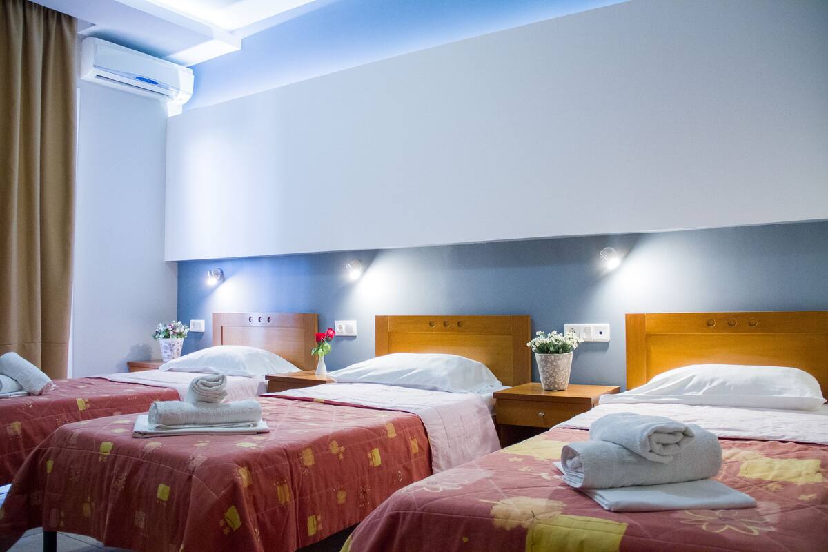 Habitación triple | Ropa de cama de alta calidad, escritorio, cortinas opacas