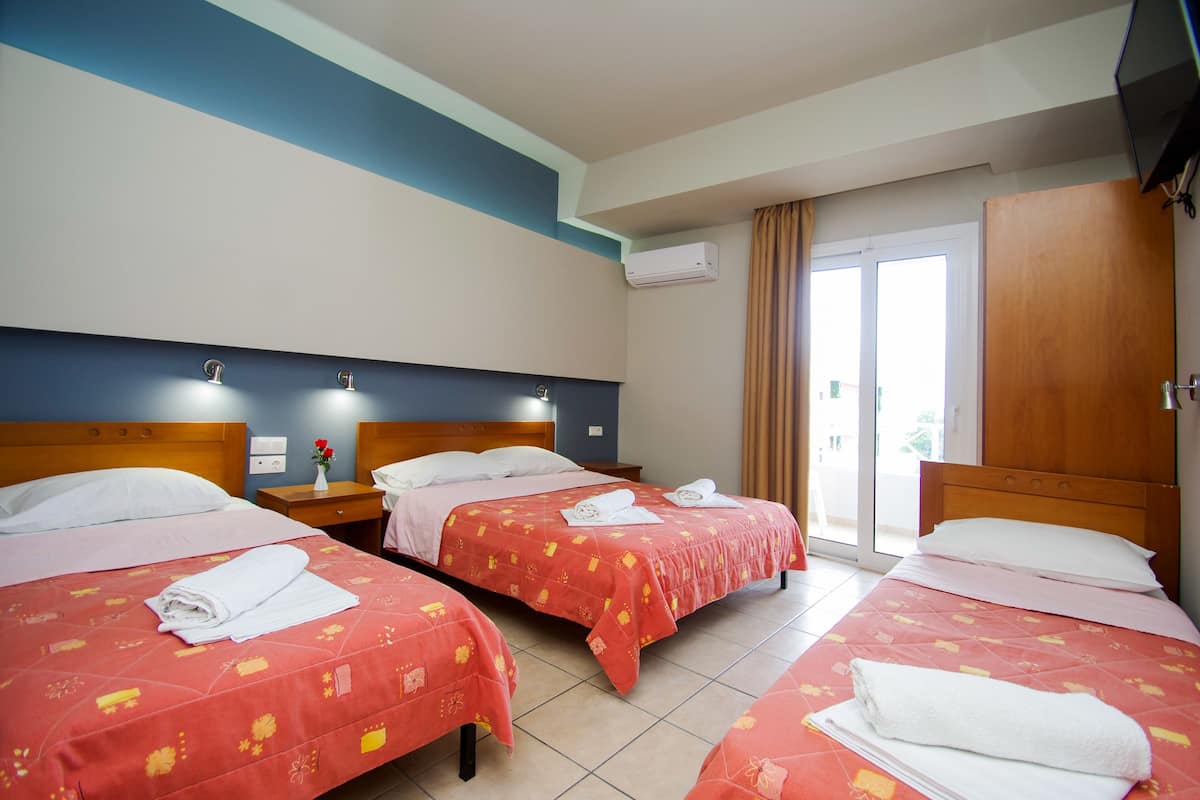 Habitación cuádruple | Ropa de cama de alta calidad, escritorio, cortinas opacas