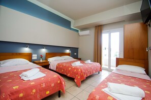 أغطية فراش متميزة ومكتب وستائر تعتيم وتجهيزات عازلة للصوت