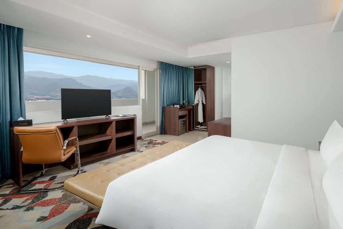 Quarto executivo, 1 cama King, sacada, vista para o mar | Cofres nos quartos, escrivaninha, cortinas blackout