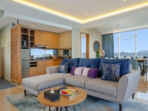 2 Bedroom President Suite - King Bed 1 Queen Bed - Balcony - Sea & City View | In-room safe, desk, blackout curtains, iron/ironing board - Golden Tulip Springhill Lampung (Bandar Lampung)