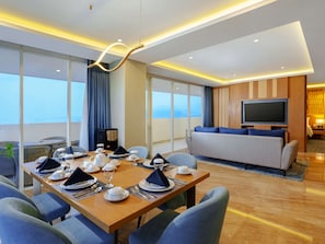 2 Bedroom President Suite - King Bed 1 Queen Bed - Balcony - Sea & City View | Caja de seguridad en la habitación, escritorio y cortinas blackout