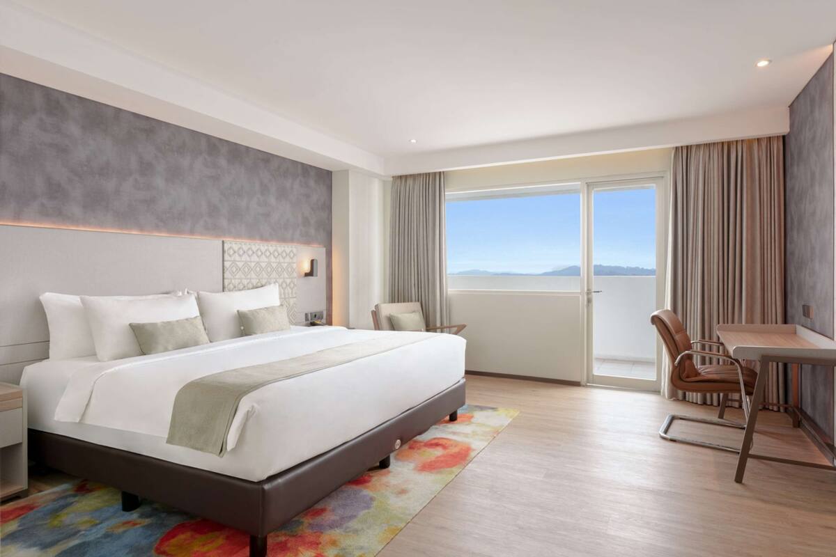 Grand Deluxe Room - 1 Queen Bed - Balcony - Sea View | 房內夾萬、書桌、遮光窗簾/窗簾、熨斗/熨衫板