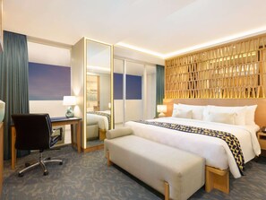 2 Bedroom President Suite - King Bed 1 Queen Bed - Balcony - Sea & City View | Caja de seguridad en la habitación, escritorio y cortinas blackout