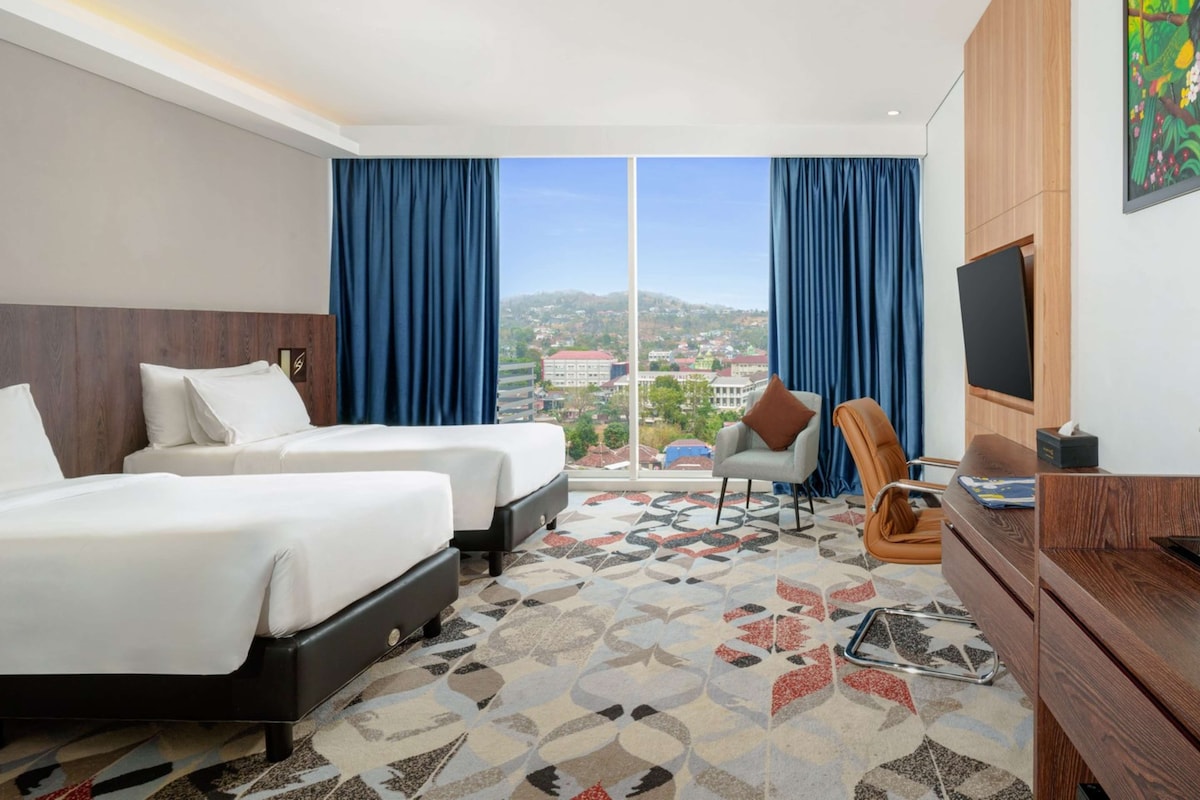 Quarto superior, 2 camas de solteiro, vista para a cidade | Cofres nos quartos, escrivaninha, cortinas blackout