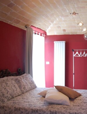 Tirai kedap cahaya, Wi-Fi gratis, dan seprai linen