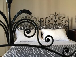 遮光窗帘、免费 WiFi、床单