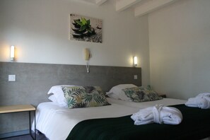 In-room safe, blackout curtains, free WiFi, bed sheets - La Chaumière du Bois (Ibos)