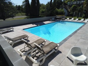 Piscina a l'aire lliure de temporada i gandules 