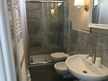 Double Room, Garden View | Bathroom. B&B Ripari di Giobbe