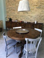 Desayuno con opciones de la cocina local incluido todos los días