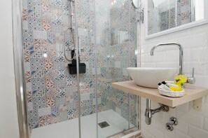 Suíte | Banheiro | Chuveiro, produtos de toalete grátis, secador de cabelo, bidê