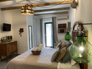 Habitación doble Deluxe (Lemon) | Escritorio, cortinas blackout y tabla de planchar con plancha 